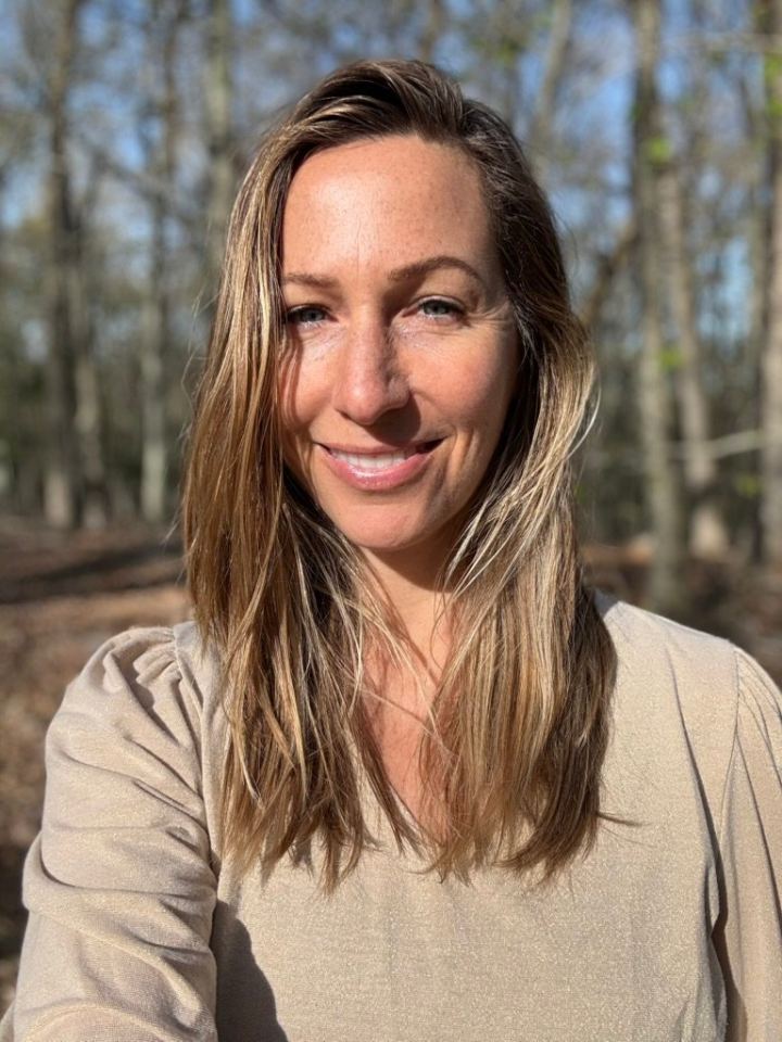 Lara Hedin smiling outdoors among trees